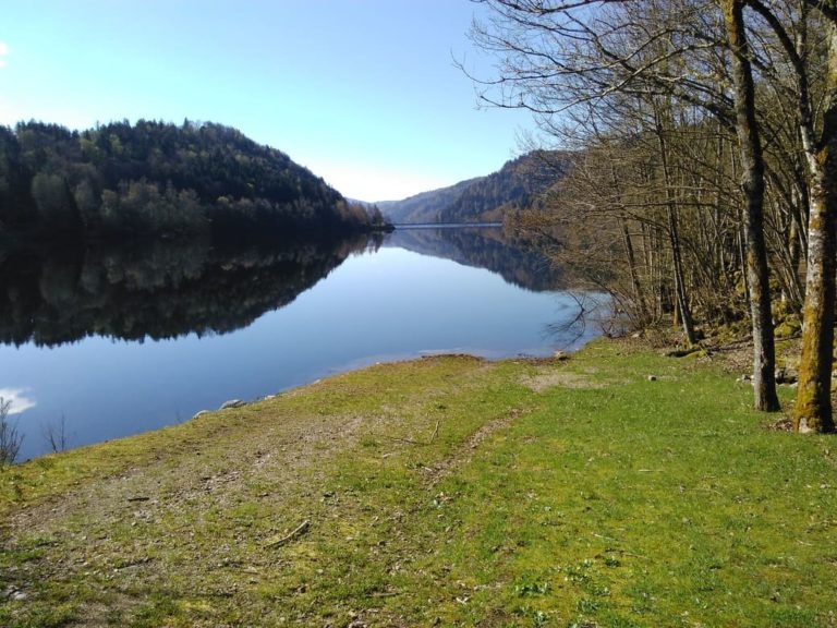 Le lac de Kruth-Wildenstein est situé au cœur du Massif des Vosges. Entouré de forêts et des plus hauts sommets du Massif vosgien,